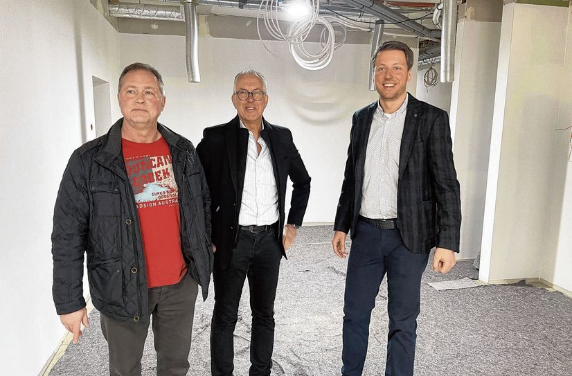 Gröditzer Unternehmer Henry Wendt (M.) liefert die sprichwörtlichen vier Wände und viel Hartnäckigkeit, etwas für die Verbesserung der Gesundheitsversorgung in Gröditz zu tun. Dr. med Ekkehard Mrosk (l.) und Facharzt Robert Kaubisch folgen seiner Idee und lassen sich - zumindest teilweise - in Gröditz nieder.