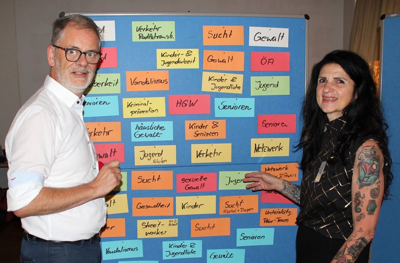 Mike Brendel und Gabriele Wilde moderierten im Auftrag des Landespräventionsrates die Veranstaltung in Radeberg und sammelten die Themen der Teilnehmer.