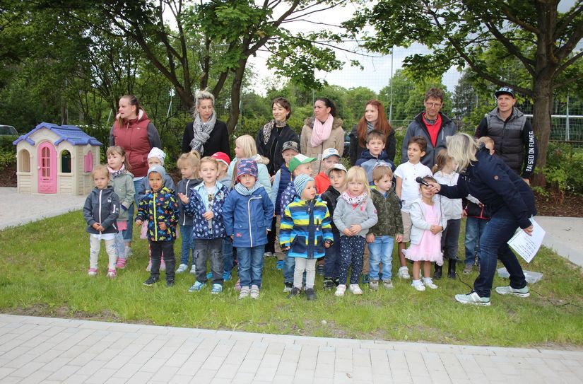 Ein kleines musikalisches Dankeschön gab es am Anfang des von den Eltern unterstützten Kinderfestes von den Kita- und Hortkindern.