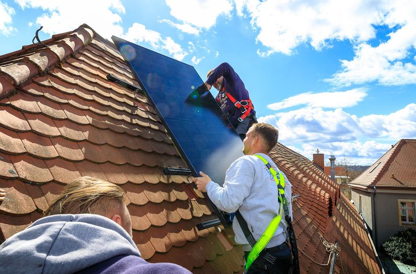 Montage der Solaranlage auf dem Dach des Familienzentrums am Radebeuler Anger.