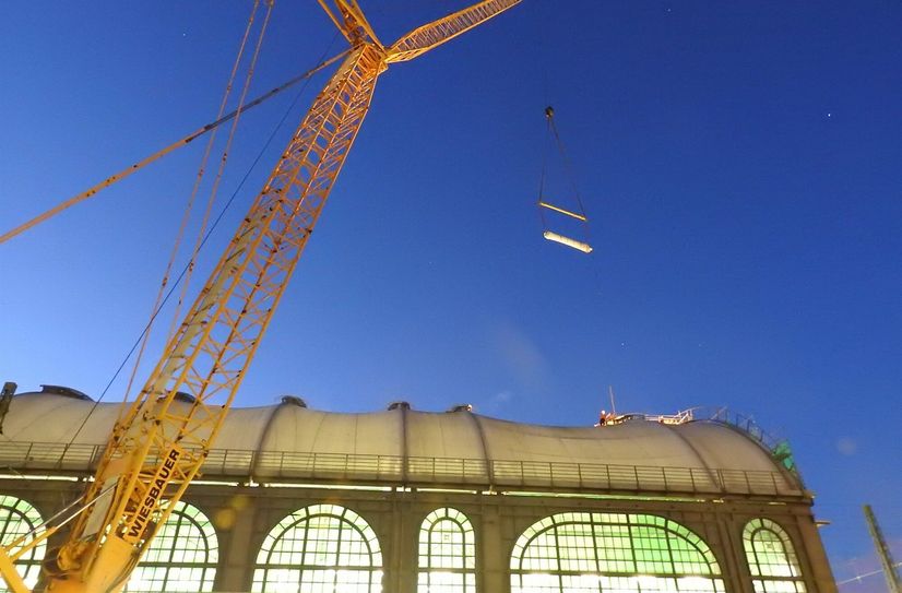 Rückblick: Im Juni 2022 ist die erste Rolle der Glasfaser-Membran für das Bahnhofsdach eingeschwebt.
