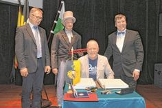 Der 62. Träger der Kleinen Preuskermedaille der Stadt Großenhain, Heinz-Peter Weigel (sitzend) mit Laudator Bernd Thronicke (l.), Karl Benjamin Preusker (alias Klaus Förster) und Oberbürgermeister Dr. Sven Mißbach (r.).