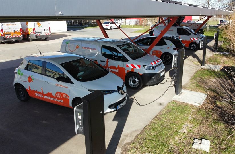 Modernes Photovoltaik-Carport auf dem Gelände der Stadtwerke Riesa erzeugt Sonnenstorm und lädt zugleich betriebliche Elektrofahrzeuge.