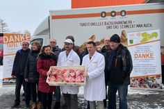 Seit 15 Jahren gibt’s die Stollenspende. Auch dieses Jahr fuhren wieder viele Tafeln in Löbau vor und luden Kisten voll Stollen in ihre Fahrzeuge.  Foto: T. Keil