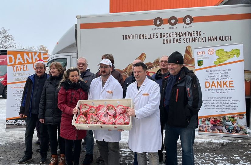 Seit 15 Jahren gibt’s die Stollenspende. Auch dieses Jahr fuhren wieder viele Tafeln in Löbau vor und luden Kisten voll Stollen in ihre Fahrzeuge.  Foto: T. Keil