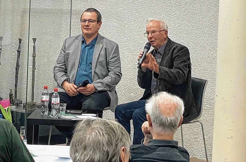 Kaffeeklatsch-Moderator Siegfried Martick im Gespräch mit Landwirt Thomas Keil, Chef der Agrargenossenschaft Wülknitz und Vorstand des Regionalbauernverbandes Elbe-Röder.