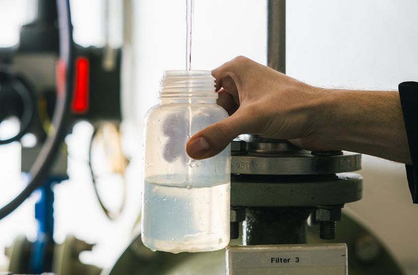 Im Wasserwerk Zeißig wird eine Wasserprobe entnommen.