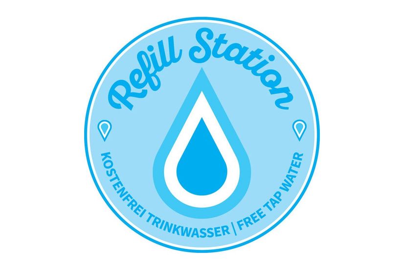 An diesem Aufkleber erkennen die Bürger eine Refill-Station.