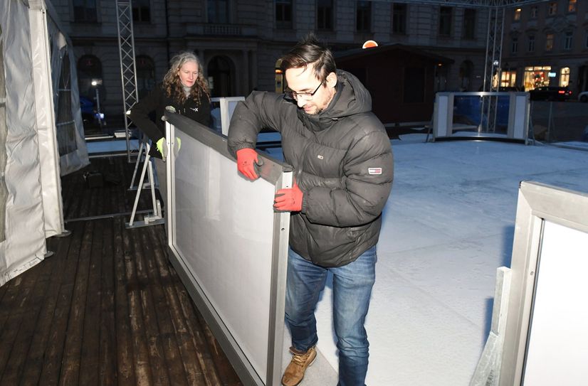Karin Schwarz vom spanischen Eisbahnhersteller Xtraice und Peter Beier von der Großenhainer Veranstaltungsagentur Eventprofi beim Aufbau der Eisbahn auf dem Großenhainer Hauptmarkt. Foto: FischerPress