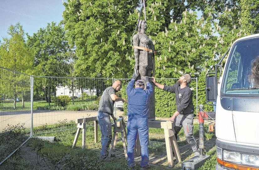 Die »Frau mit Tuch« hat ihren neuen Platz im Senftenberger Schlosspark bezogen.