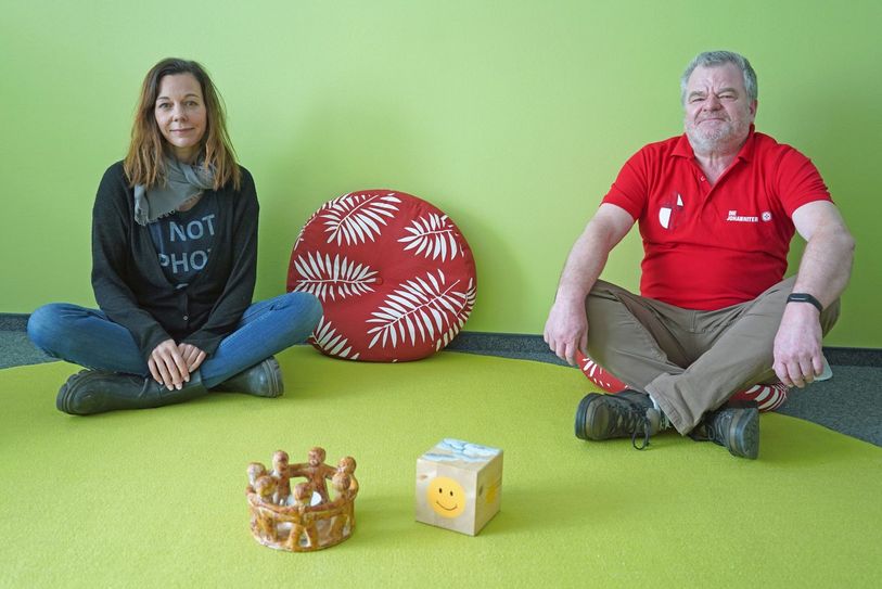 Mirjam Köfer mit Robert Dietsche, dem Koordinator des Lacrima Trauerzentrums der Johanniter. Foto: Danilo Schulz