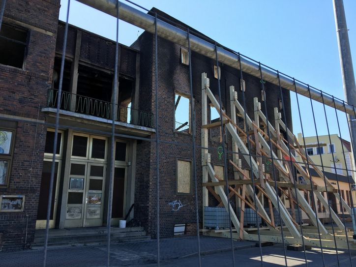 Die noch stehende Außenhülle musste nach dem Brand mit Stützen gesichert werden. Foto: Keil