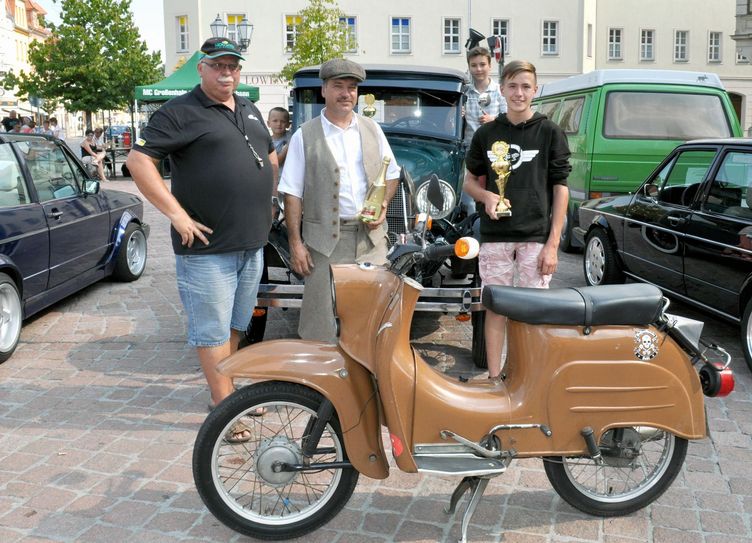 Der Sieger der Kategorie Oldtimer bis 1945, Olsen Hänel (m.) und Fabian Jäckel (r.) , der mit einer Schwalbe in der Klasse „Motorräder“ gewann, erhielten ihre Pokale vom Vorsitzenden des Motorsportclubs Großenhain, Uwe Richter (l.). Foto: Henry Müller
