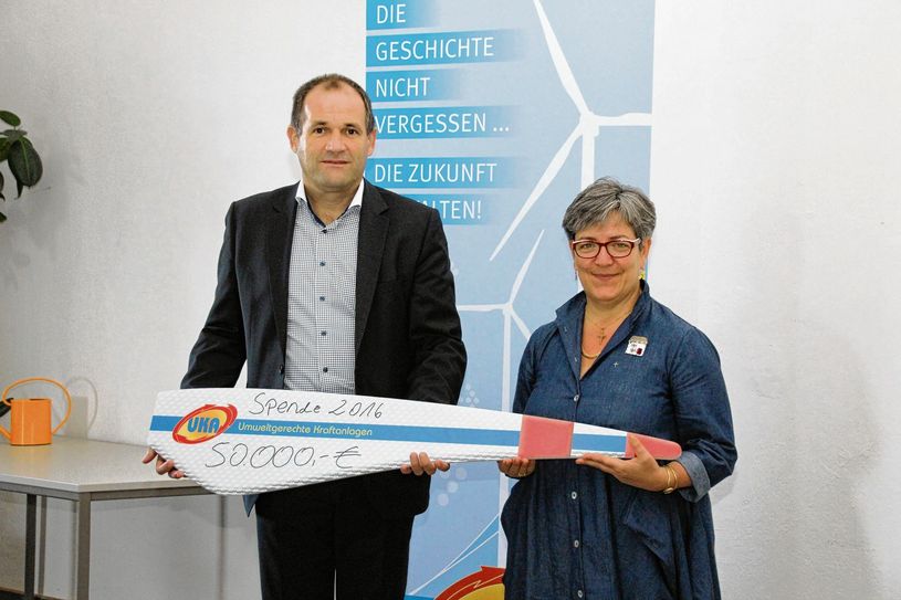 „Die Geschichte nicht vergessen...Die Zukunft gestalten!” Getreu diesem Slogan hat jüngst das Unternehmen Umweltgerechte Kraftanlagen UKA eine Geldspende von 50.000 Euro an das Menschenrechtszentrum Cottbus überreicht. Geschäftsführer Guido Hedemann übergab einen entsprechenden Scheck, stilecht gestaltet als Flügel eines Windrades, an Sylvia Wähling vom Verein Menschenrechtszentrum. Foto: jho