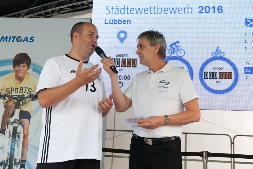 Bürgermeister Lars Kolan und Moderator Bodo Taubert eröffnen den Wettbewerb in Lübben. Foto: envia Mitteldeutsche Energie AG