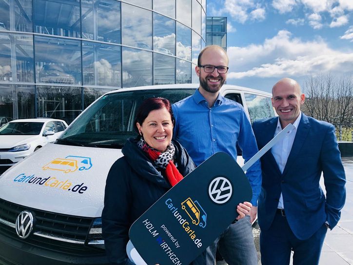 Übergabe des ersten neuen Fahrzeugs: (v.l.) Petra Wolf (Betriebsleiterin VW-Autohaus Holm Wirthgen); Richard Vetter (Mitgründer CarlundCarla.de) und Marco Weiß (Leiter New Mobility & Innovations, Gläserne Manufaktur). Fotos: Volkswagen