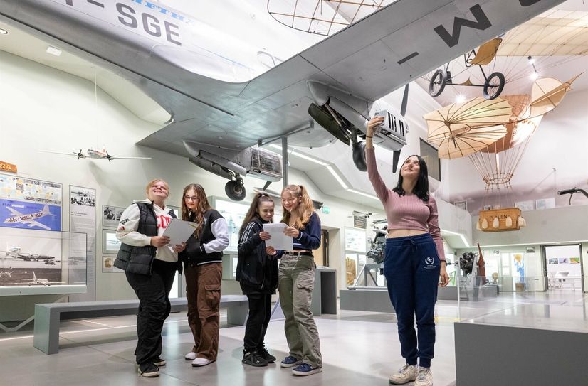 Selfies mit historischem Flieger. Junge Leute - eine Nacht im Museum, eine Aktion des Verkehrsmuseums.