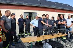 Landrat Ralf Hänsel und der Glaubitzer Bürgermeister Lutz Thieme (r.) lassen sich von Marcus Mambk, Stadtwehrleiter von Radeburg, die Besonderheiten der neuen Drohne für die Feuerwehren Glaubitz und  Bärnsdorf erläutern. Foto: Landratsamt Meißen