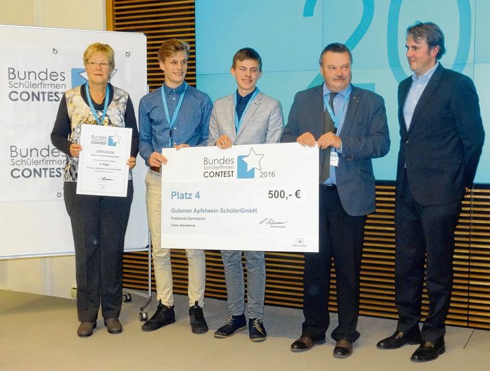 Klaus-Peter Schulze gratuliert die Gubener Schülerfirma. Foto: PR
