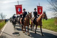 Osterreiter ziehen am Ostersonntag aus, um die Frohe Botschaft von der Auferstehung Christi zu verkünden.