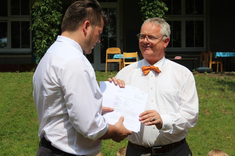 Thomas Rechentin(rechts), Amtschef für Kommunales, Bau- und Wohnungswesen im Sächsischen Staatsministerium des Innern, übergab die vier Förderbescheide am 11. Juni an Zittaus Oberbürgermeister Thomas Zenker. Foto: Keil