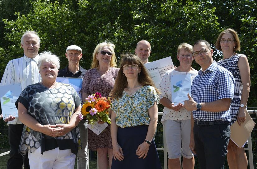 Berufseinstiegsbegleiter S. Lüdtke, Beraterin Schule-Wirtschaft P. Quietzsch, BO-Lehrer I. Gries, Schulleiterin J. Spindler, Berufsberatung der Agentur für Arbeit D. Fronk, BO-Lehrer D. Schmidt, BO-Lehrerin A. Gräfe, LASUB O. Reitz und LSJ Sachsen Dr. A. Finke (v.l.n.r.).