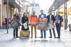 Citymanagerin Friedericke Wachtel (2.v.l.), Robert Franke (Amtsleiter Wirtschaft) und die Verkehrsunternehmen im VVO laden zur Langen Einkaufsnacht und zu gratis Bus- und Bahnfahrten ein. Foto: Tobias Roetsch