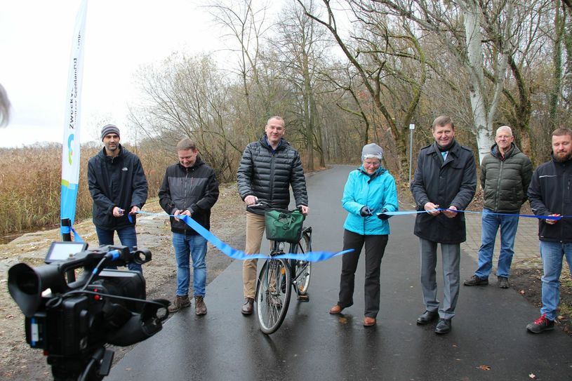 Freigabe des Radweges am Senftenberger See nach einer Frischekur. Foto: sts