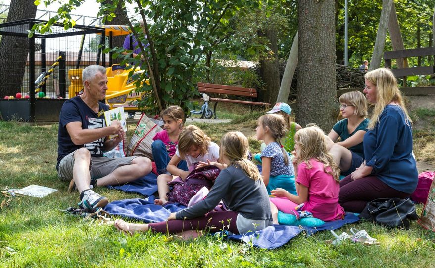 Eine aktuelle Veranstaltungsreihe für Kinder in Senftenberg ist die Aktion „Lesen am See“. Foto: Stadt Senftenberg/Andreas Groebe