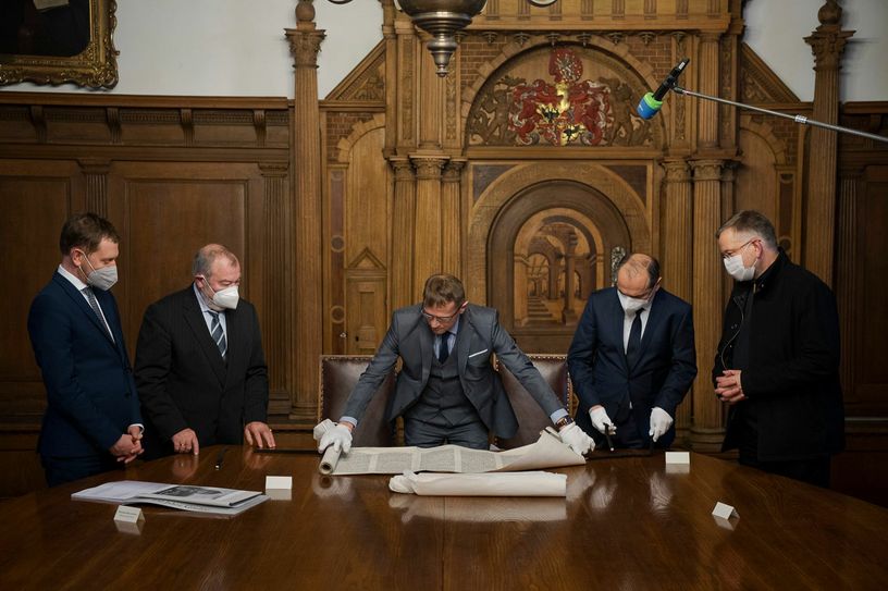 In Absprache mit dem Überbringer, Pfarrer Uwe Mader, und in Anwesenheit von Ministerpräsident Michael Kretschmer wurden die Dokumentteile am 16. Dezember über die Medien der Öffentlichkeit vorgestellt. Foto: Pawel Sosnowski