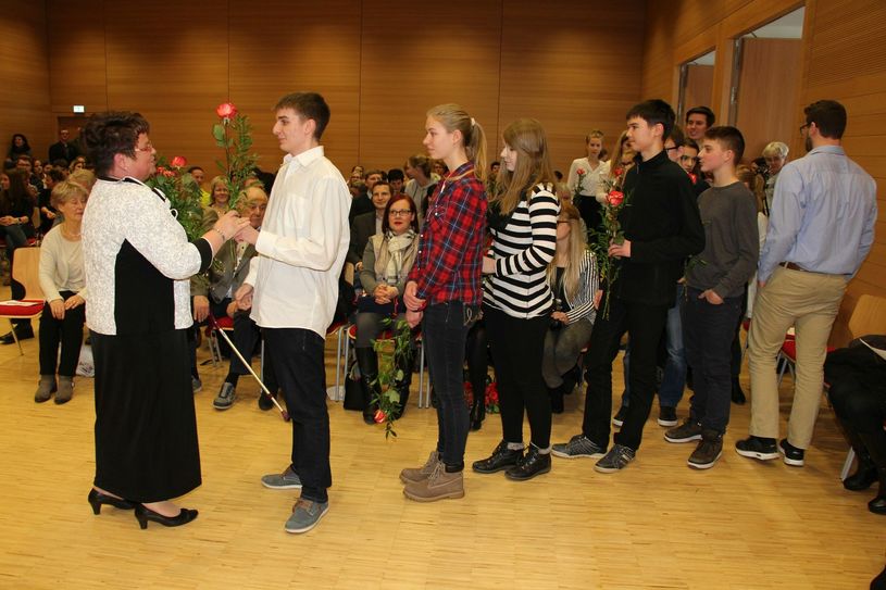 Während der Verabschiedung erhielt Regine Pursian auch 26 Rosen von den 26 Klassensprechern ihrer Schule.