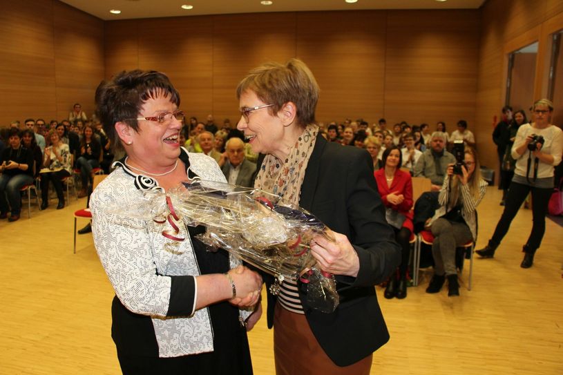 Die scheidende Schulleiterin Regine Pursian (li.) erhält von Karla Boese, stellvertretende Schulleiterin, eine Emil-Fischer-Medaille. Fotos: sts