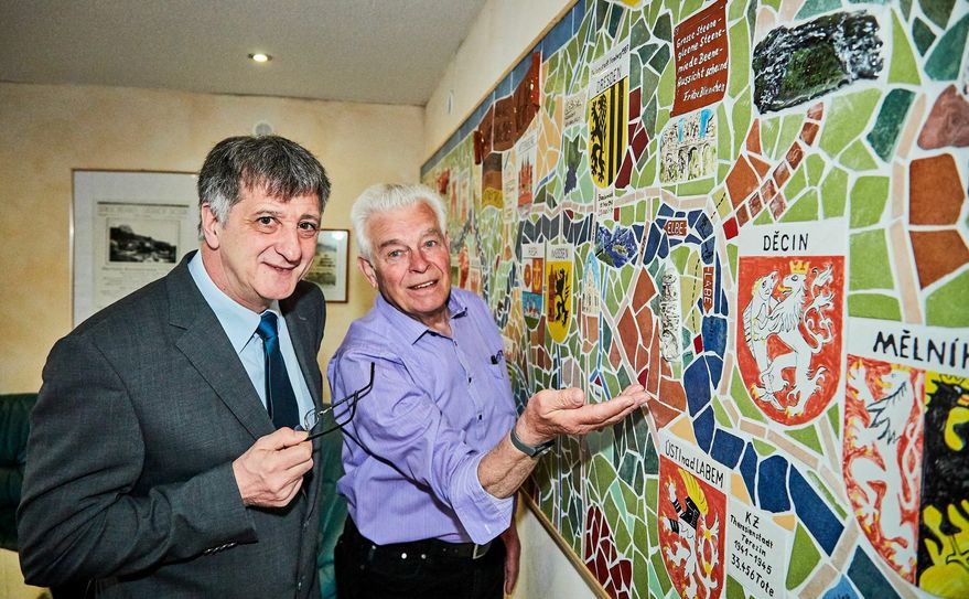 Künstler Manfred Engel (re.) zusammen mit Rainer Weiß (Elbparadies Pirna) am Mosaik. Foto: Marko Förster