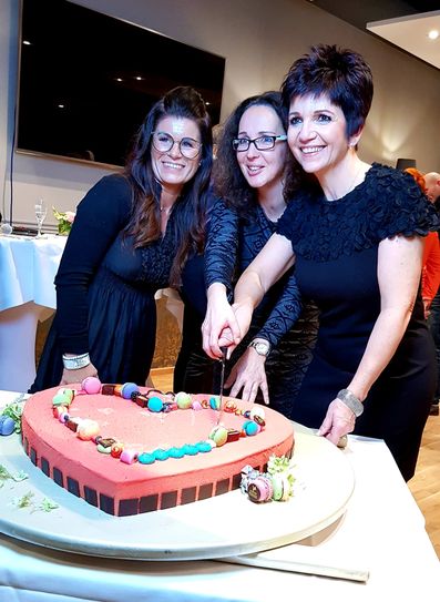 v.li. Carolin Rühle-Marten (Luisenhof Dresden), Antje Herrmann (Sonnenstrahl e.V.) und Simone Saloßnik beim Anschneiden der Mutperlentorte. Foto: Büttner