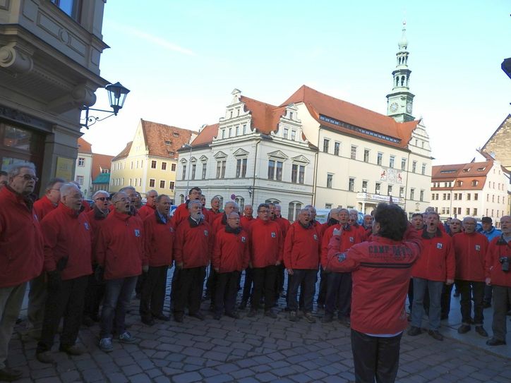 Die Sänger des Bergsteigerchores mitten in der Pirnaer Altstadt.