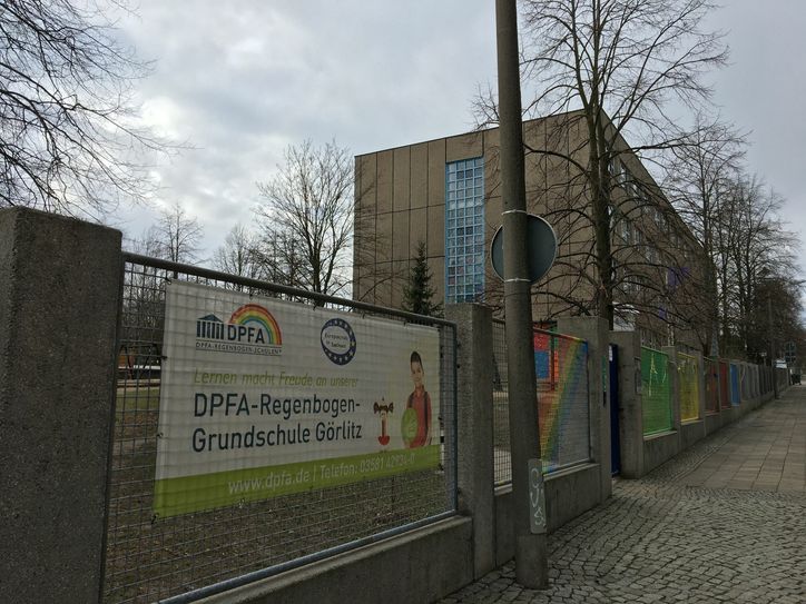 Nachdem der Ursprüngliche Plan nicht aufging, die Brandschutzsanierung der Grundschule Königshufen im laufenden Betrieb zu realisieren, soll die Schule jetzt für zwei Jahre in das Gebäude der DPFA-Regenbogenschule auf die Friedrich-Engels-Straße in Weinhübel ausgelagert werden. Foto: T. Keil