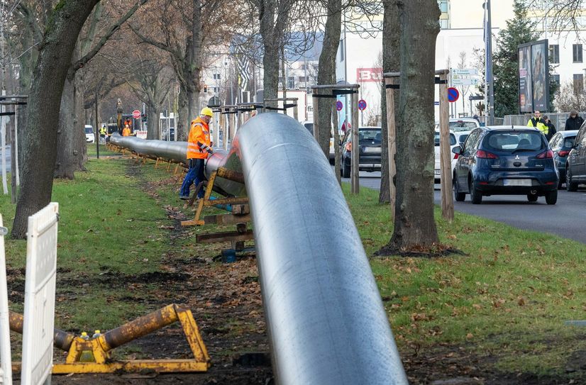 Das neue Rohr wird das bestehende geschoben, das spart großflächiges Aufbaggern und damit viel Zeit.
