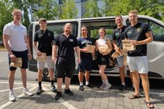Sportvereine packen Frühstückspakete für die Kameraden im Waldbrandgebiet.