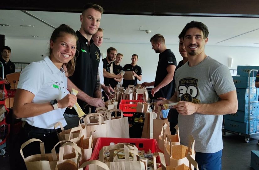 In der Dresdner Sportsbar Ostra wurden Frühstückspakete für die Kameraden im Waldbrandgebiet gepackt.