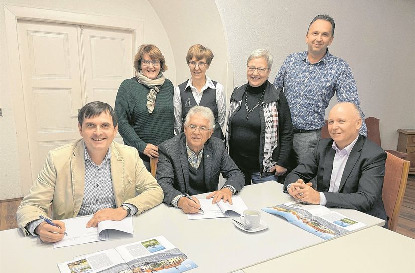 Strehlas Bürgermeister Jörg Jeromin (l.) und HGV-Chef Kurt Hähnichen haben die Kooperationsvereinbarung für Touristische Belange zwischen Riesa und Strehla unterschrieben. Die Riesa Information erweitert ihren Radius in Richtung Norden.