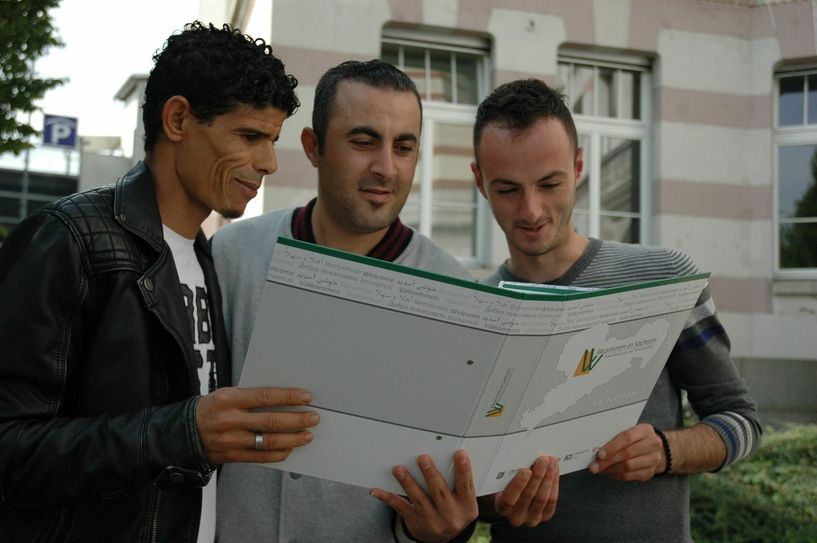 Tahar Ezzedini aus Tunesien, Malek Mohammad aus Syrien und Klajdi Dervishi aus Albanien sind die ersten Asylbewerber, die den neuen Ordner erhielten. Sie arbeiten bereits für 1,05 Euro auf dem Matthäusfriedhof.                         Foto: Pönisch