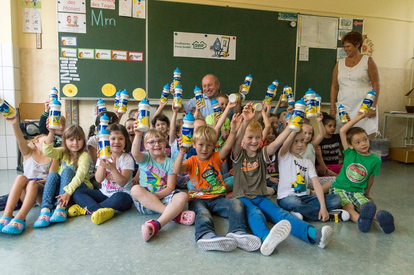 Olaf Schwarze inmitten der Sonnensteiner Grundschüler, die sich über die Trinkflaschen freuten.                  Foto: SWP