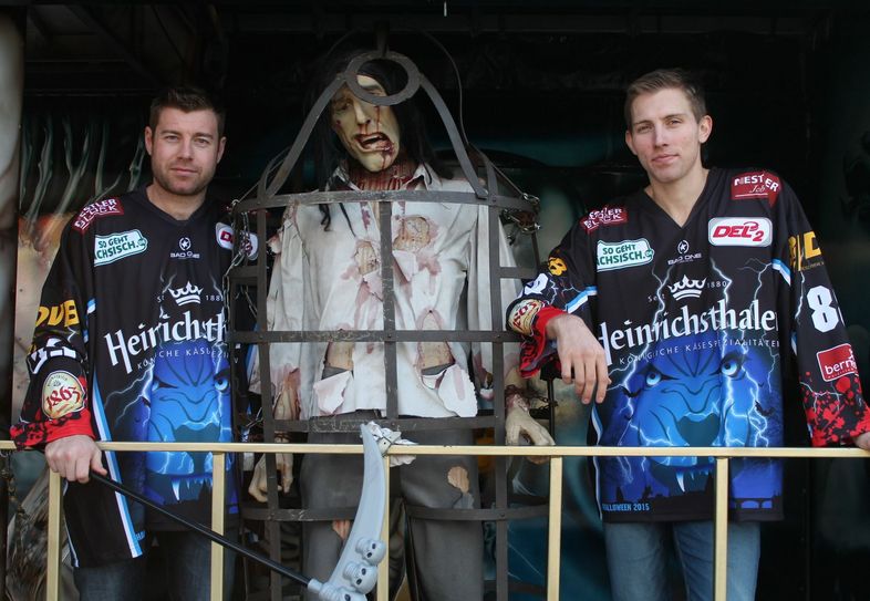 Goalie Brett Jaeger und Stürmer Max Campbell bei der Präsentation der Halloween-Trikots. Foto: Büttner