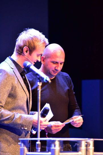 FCE Trainer Vasile Miriuta als "Glücksfee" für die Publikumspreise. Foto: Michael Helbig
