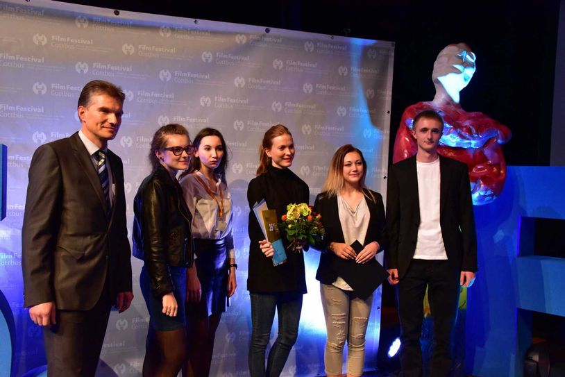 Preis für den besten Jugendfilm (U-18 Deutsch-Polnischer Wettbewerb) Jugendfilm Deutsch-Polnische Jury mit Schülern vom Niedersorbischen Gymnasium Cottbus und dem 5. Liceum in Zielona Gora Preis für den Film "4 Könige, Theresa von Eltz. Foto: Michael Helbig