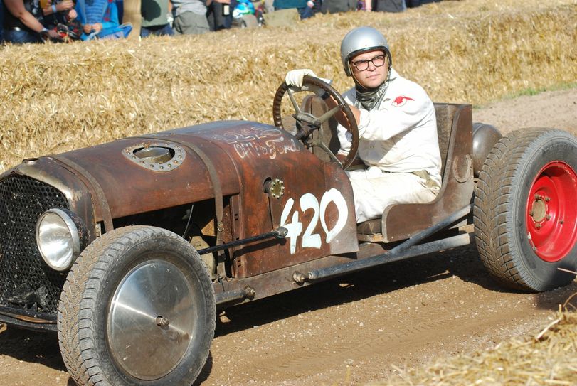 Jörg Wadewitz aus Mörsdorf in seinem umgebauten Ford.