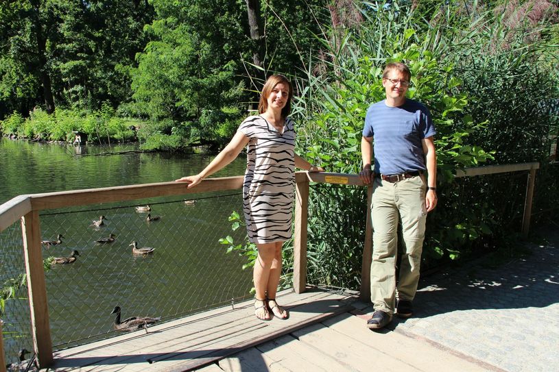 Apothekerin Mandy Visosky (li.) und Tierparkdirektor Dr. Jens Kämmerling (re.) an der neuen Besucherbrücke aus Robinienholz zwischen Unterteich und Kormoranteich im Tierpark Cottbus. Foto: sts