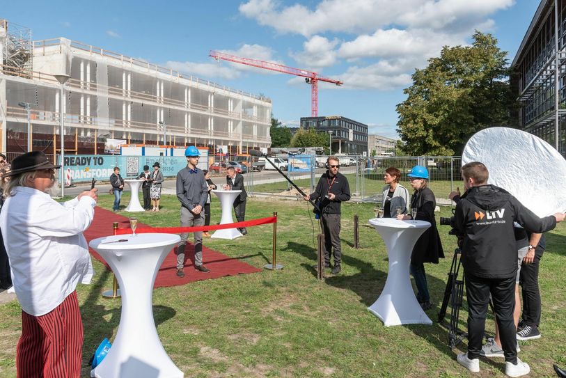 Im Hintergrund das ca. 5 000 qm große Gründungszentrum