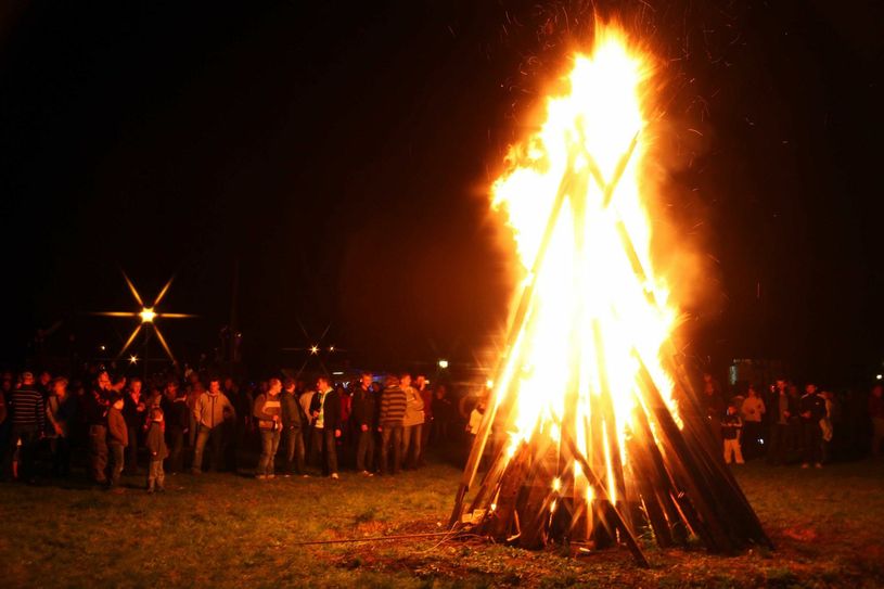 Osterfeuer, wie hier an der Spreewehrmühle, dürfen auch dieses Jahr wieder in Cottbus lodern. Allerdings ist eine behördliche Genehmigung nötig. Foto: Archiv / Helbig