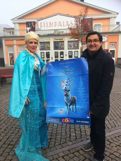Kinochef Alexander Malt und die Eiskönigin laden nach der Stadtwette die teilnehmenden Kinder ins Kino ein. Foto: Wir e.V.